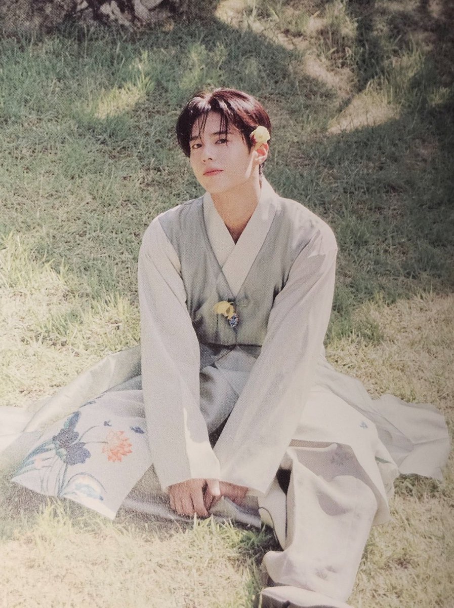 gummyblue_'s tweet photo. 이 컨셉 30대 남자한테 너무 가혹한거 같은데 꽃자수 한복 입혀놓고 귀에는 꽃 꽂고 앙증 포즈로 예쁜척해주세요 .. 를 박보검 순수체급으로 이겨내셨네.. https://t.co/9TqipZx6df