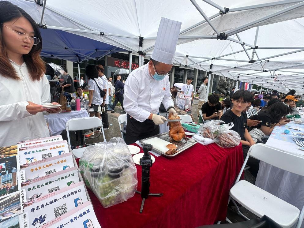 BeijingEvening's tweet photo. 真香！中国农业大学报到日请新生吃烤鸭
Freshmen at China Agricultural University got a tasty welcome — roast #duck developed through a university-industry collaboration on registration day! #Beijing #FreshmenWelcome https://t.co/U6pM5UfRPW