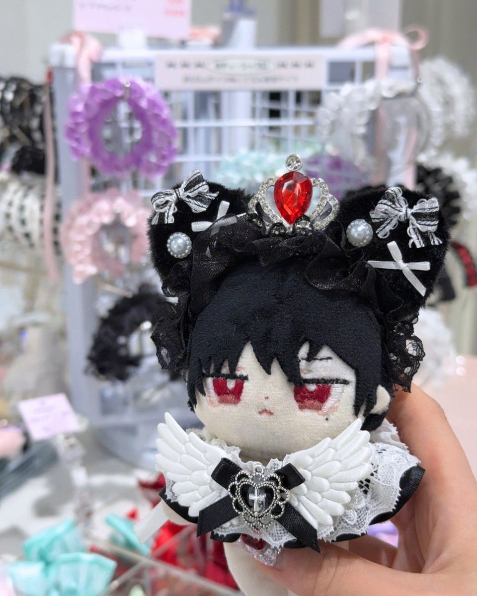 POPJAM_s2's tweet photo. 日本で、ここだけ？

店頭で自分だけの
「ぬいカチューシャ」が作れます🎀

好きなパーツを選んで、
推しぬいに似合う組み合わせをその場で完成。

完成品を選ぶんじゃなくて、
自分で作れるから同じ組み合わせはほとんどありません。

POP JAMでしかできない推し活、
ぜひ体験してみてください🖤

📍POP JAM鶴橋店
大阪市生野区桃谷2-9-14

#ぬい活 #ぬいカチューシャ #ぬい服