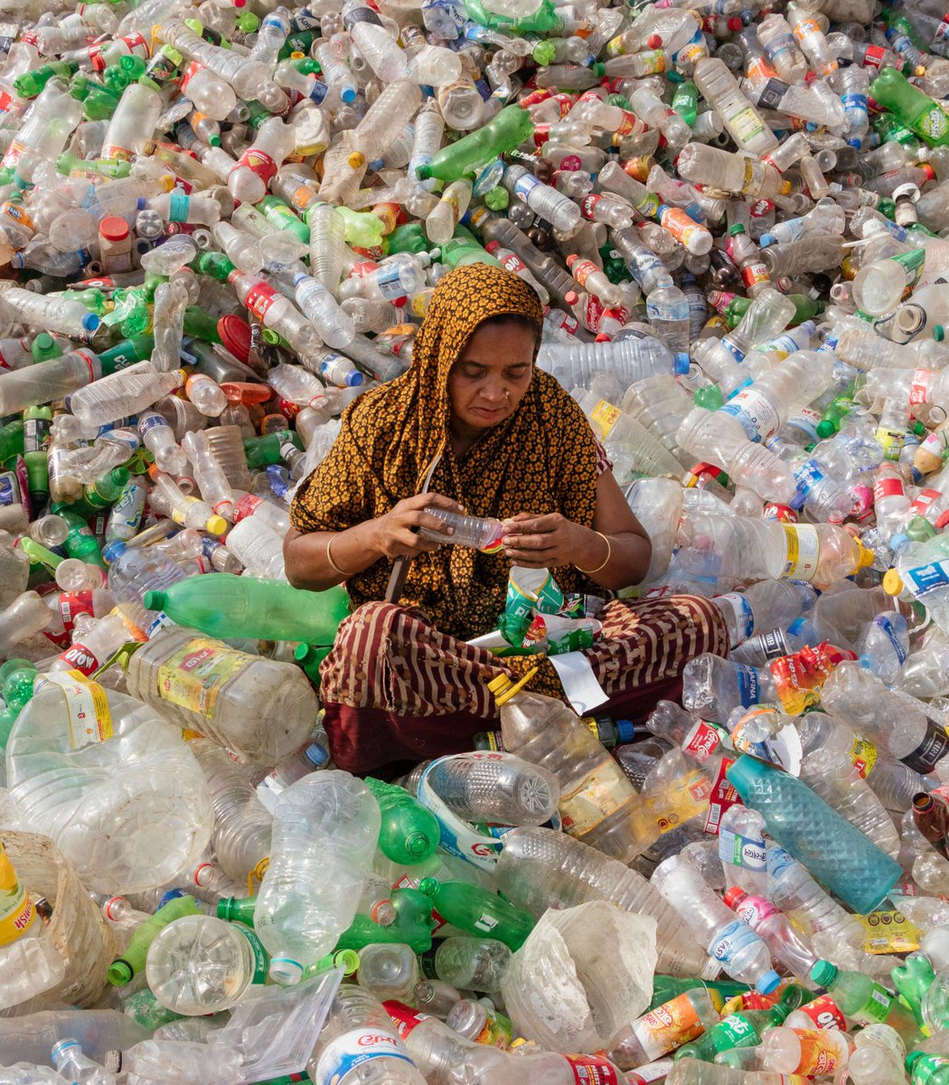 pubity's tweet photo. Researchers have figured out how to create edible cookies out of plastic waste.

µBites are made out of a mix of plastic and plant biomass to create a cookie that's described as "edible" and "safe to eat". https://t.co/uxHj773XlK