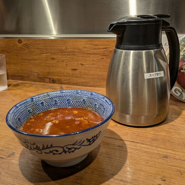 ramen151e's tweet photo. 【新店】つけ麺 神儺祁（ジンダギ）　～熊本の『つけ麺 魚雷』の東京進出店で西巣鴨からカレーの街・神田小川町に移転してカレーつけ麺の『麺好獅子團』跡地にオープンした店で「つけ麺（カレールー付き）」🍛～
https://t.co/6EBnubcyFk https://t.co/426St0stsQ