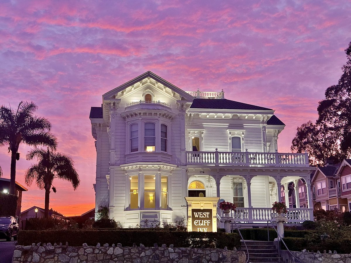 NativeSantaCruz's tweet photo. The West Cliff Inn surrounded by color during last evening’s spectacular sunset https://t.co/HmJ86Idtfg