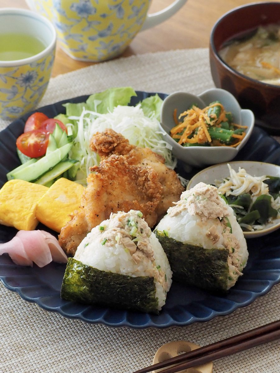 mariko_p's tweet photo. 今日の朝ごはんは胡瓜ツナマヨおにぎりとファミチキ風鷄の唐揚げ。ザクザク衣成功したかも😃 https://t.co/qaPjm5KHp3