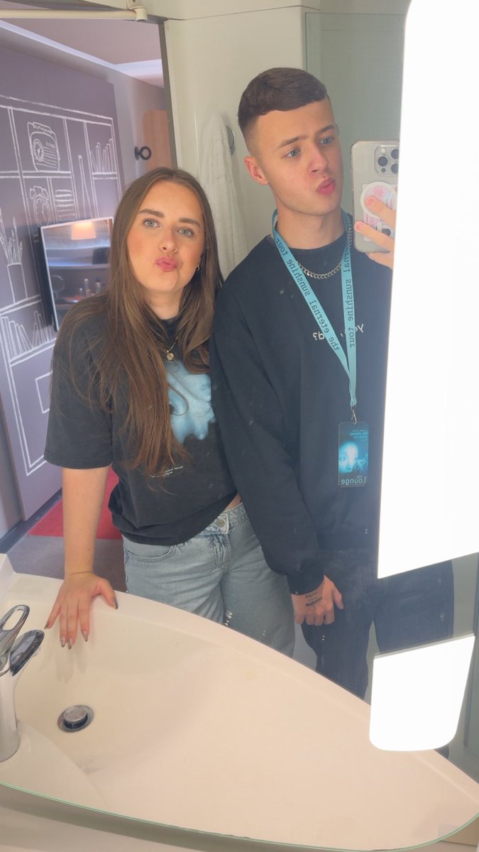 saturnpostions's tweet photo. yes i did take my vip lanyard to second night https://t.co/f9w6KUDVCR