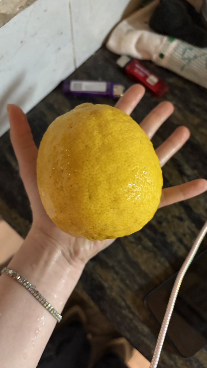 hostdpressioner's tweet photo. el limón que te da el verdulero cuando te ve cara de bolita https://t.co/h3WkTcCPGO