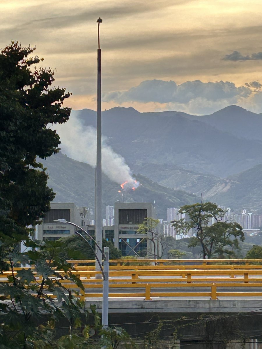 ViktorTaborda's tweet photo. @FicoGutierrez @AlcaldiadeMed 

Incendio en el occidente de Medellín https://t.co/wzc40phfiJ