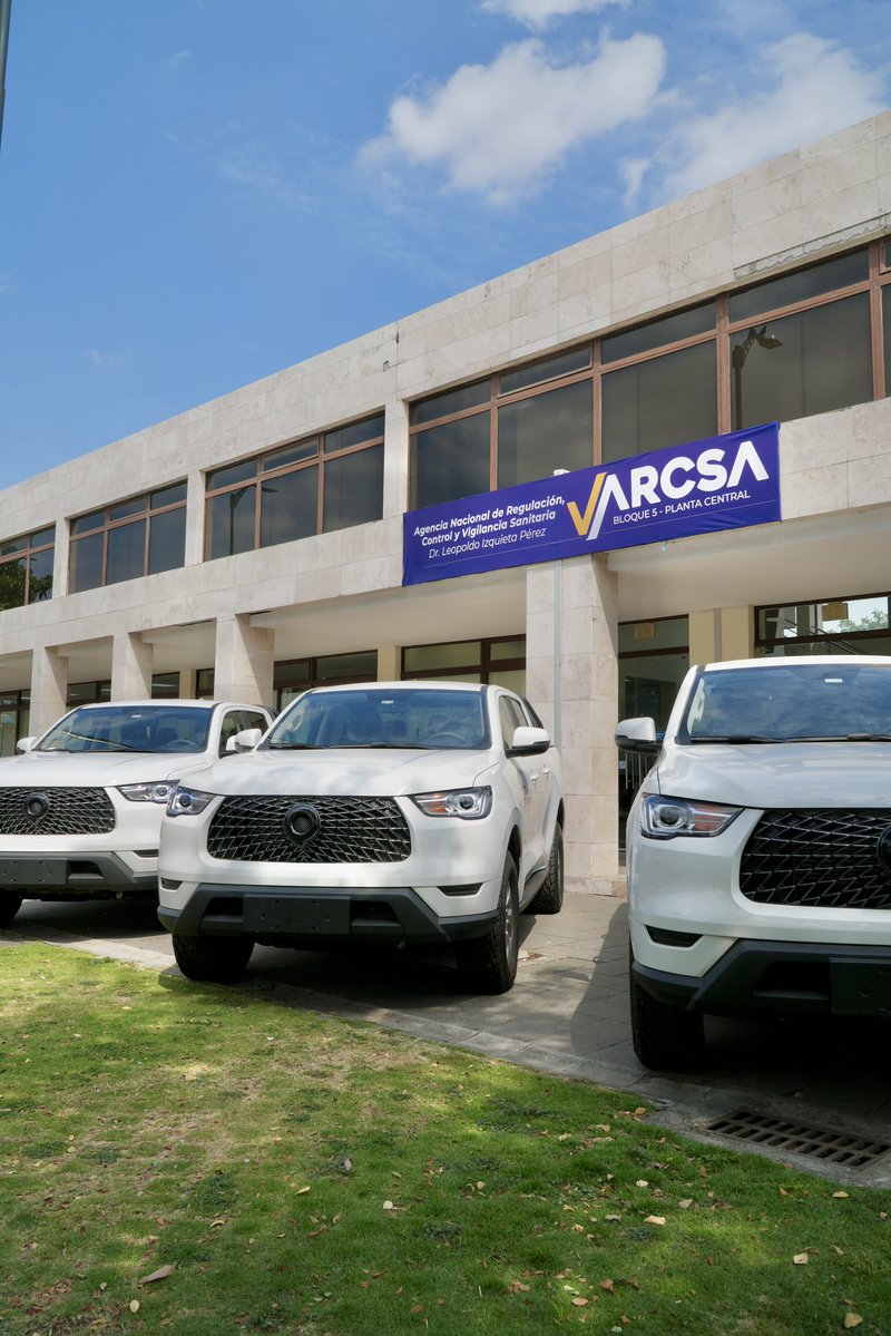 Arcsa_Ec's tweet photo. ¡Fortalecimiento institucional con el Gobierno Nacional!💪🏽💯

Presentamos el nuevo parque tecnológico y automotor de #Arcsa, encaminado a potenciar el control sanitario en el país, en un evento con el ministro de @Salud_Ec, @DrJuanCAveiga, y nuestro director @DanielSanchezEc. https://t.co/wBq0R1QebQ