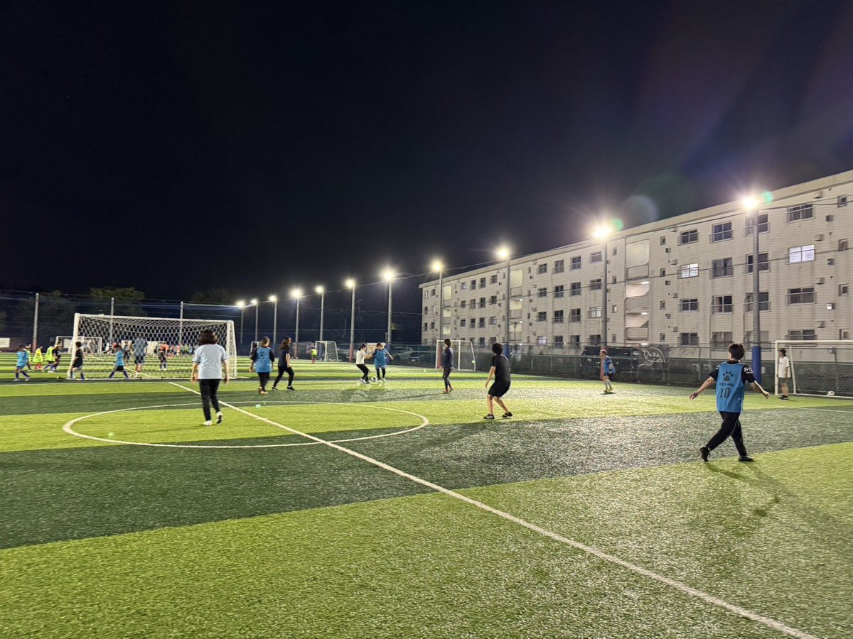 mindsfields's tweet photo. ⚽️ミセスサッカー開催しました！ 
昨日、マインズスポーツフィールドにてミセスサッカーを開催しました��️⚽️
普段は子どもたちのサッカーを応援しているお母さんたちが、この日は主役になってピッチへ😊✨
最初は少し緊張しながらも、
ボールを蹴り始めると自然と笑顔を見せてくれました⚽️ https://t.co/KFSZU4A2lR