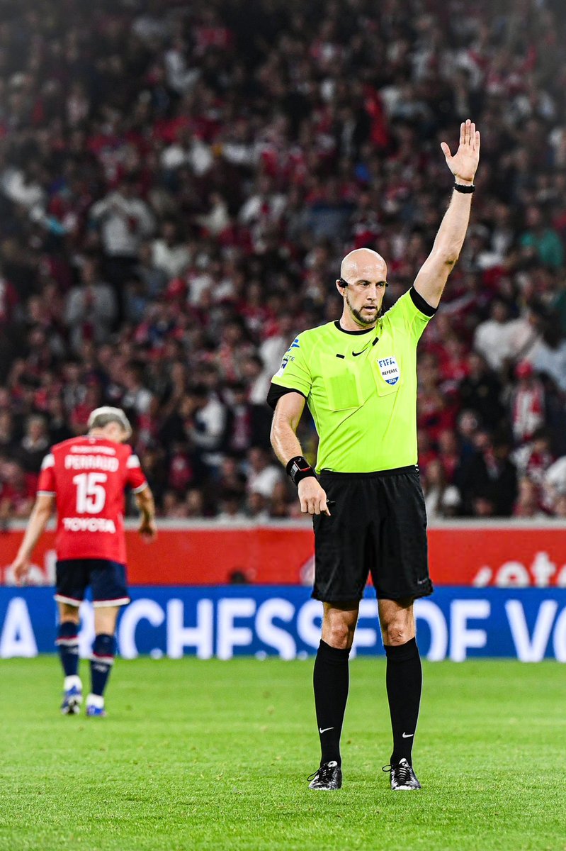 ActuFoot_'s tweet photo. 🚨🚨 Vincent Duluc et le journal @lequipe NE COMPRENNENT PAS le temps en plus laissé par Monsieur Wattellier 🇫🇷 durant le temps additionnel de Lille-Paris 👇

🗞️ : « Il reste, pour être franc, qu’ON NE SAIT PAS EXACTEMENT POURQUOI Monsieur Wattellier, qui avait enfin commencé à appliquer le nouveau règlement concernant le gain de temps, en seconde période, A PERMIS AU PSG D’ÉGALISER 70 SECONDES APRÈS les trois minutes de temps additionnel qu'il avait annoncées.

Par curiosité, on a revu les 4 minutes et 10 secondes supplémentaires pour quêter une justification du but égalisateur de Marquinhos survenu à la 90e + 5, et ON N’A RIEN TROUVÉ DE CONVAINCANT. ❌ 

Lille a engagé moins de trente secondes après le but de Vitinha (90e+1), et trente secondes après qu’Ozer est un peu resté au sol sur un coup franc qui lui était accordé : admettons que les Nordistes aient gagné un total de trente secondes sur ces deux séquences, rien ne peut s’approcher des 70 secondes accordées jusqu’au but. 

L’usage est de laisser tirer un corner, mais pour le deuxième temps de l'action, tout est contestable. »