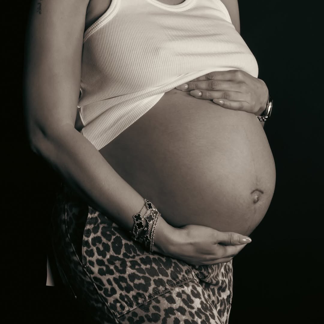 jada_p__'s tweet photo. My family is my greatest treasure 🖤

finally get to post my pregnancy shoot.

📸 https://t.co/ahEnJKVm0v