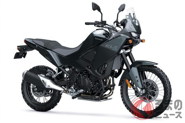 PutiMotor's tweet photo. カワサキが、海外でラインナップしている新型モデル「KLE500 SE」を、2027年初頭頃に日本国内市場へ導入予定。

排気量451ccのパラレルツインエンジンを、専用設計された軽量なマルチパー���ス・トレリスフレームにマウント。

フロント21インチ、リア17インチのワイヤースポークホイールで、ダートや荒れた路面においても優れた走破性能を発揮。

容量16Lの燃料タンクで、長い航続距離を実現。

https://t.co/DL3qxSKte0