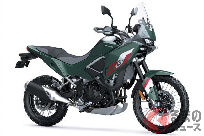 PutiMotor's tweet photo. カワサキが、海外でラインナップしている新型モデル「KLE500 SE」を、2027年初頭頃に日本国内市場へ導入予定。

排気量451ccのパラレルツインエンジンを、専用設計された軽量なマルチパー���ス・トレリスフレームにマウント。

フロント21インチ、リア17インチのワイヤースポークホイールで、ダートや荒れた路面においても優れた走破性能を発揮。

容量16Lの燃料タンクで、長い航続距離を実現。

https://t.co/DL3qxSKte0