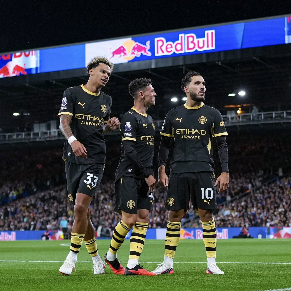 PhilFoden's tweet photo. City are back 🤝 https://t.co/j0YaEHwbl1