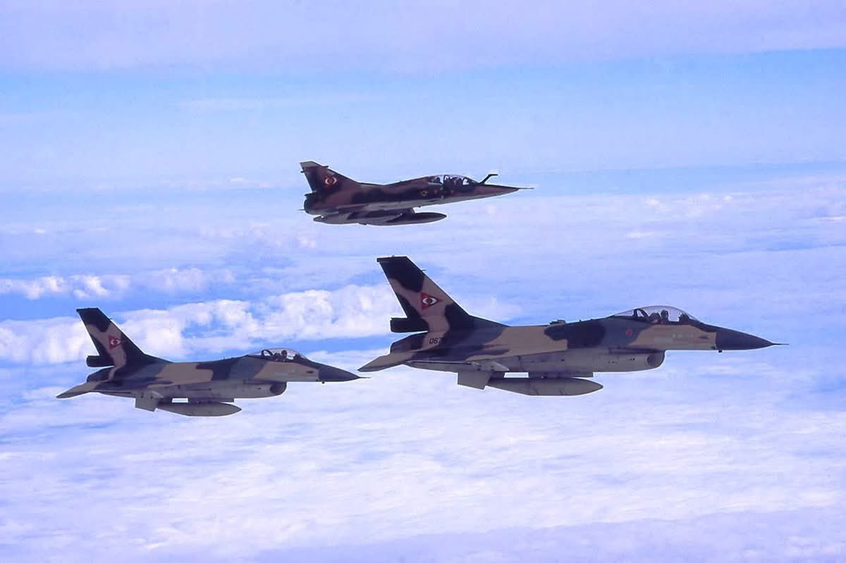 FAV_CLUB's tweet photo. #Historia 🇻🇪 | F-16A y Mirage 50DV, finales de la década de 1990 https://t.co/Npeo9csRfO