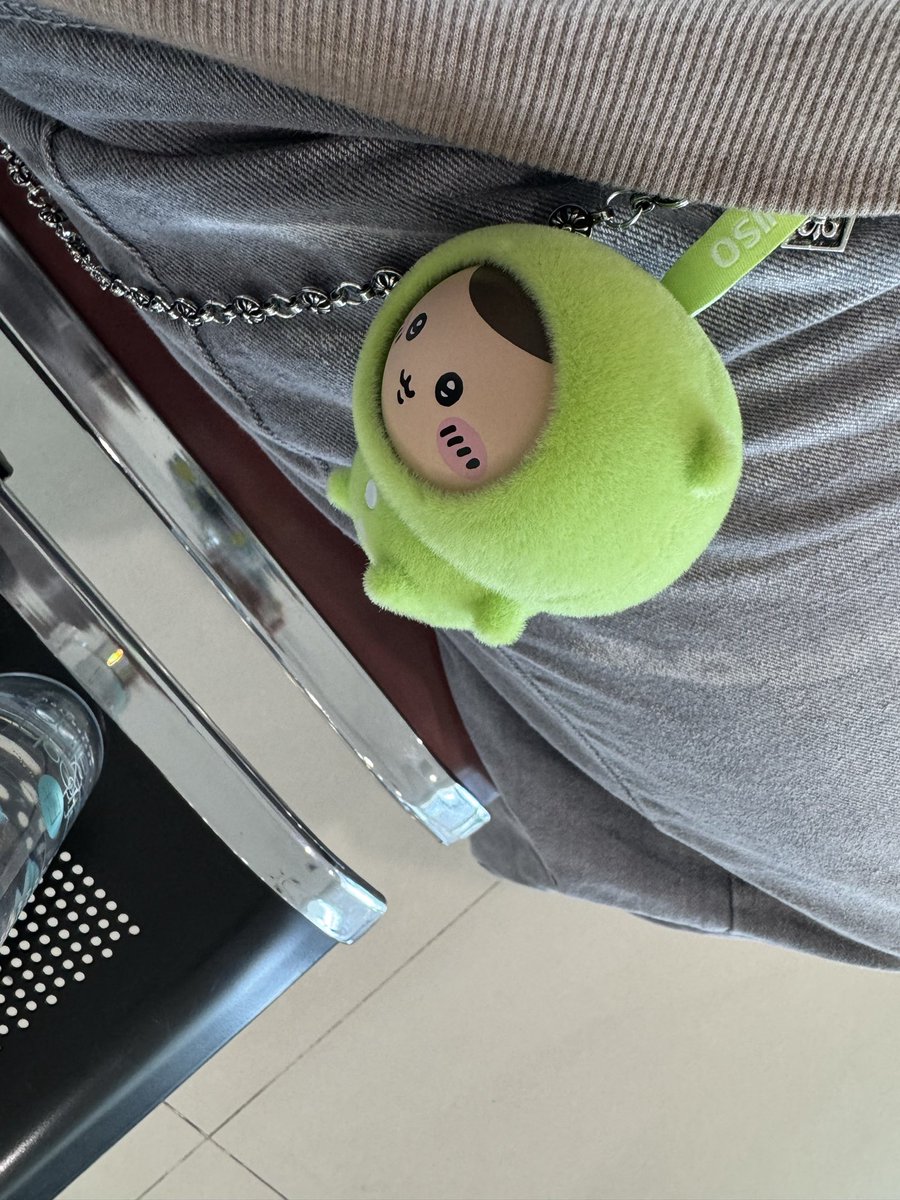 habibanonogal's tweet photo. *di bandara* 

petugas : "ibu maaf kenapa ada bola tenis di pinggang, itu apa ya?" 

bola tenis yang dimaksud https://t.co/gzzDVnTrwY
