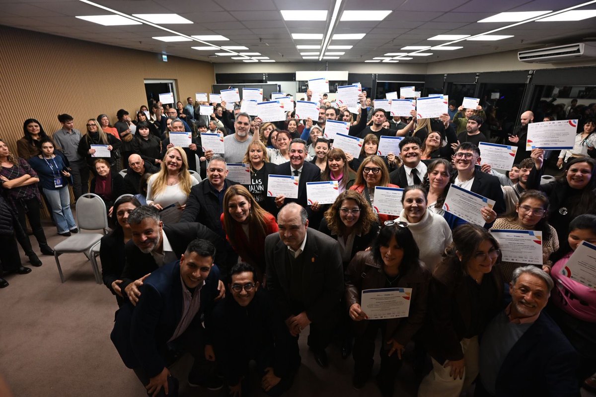 miguelsiciliano's tweet photo. ¡FUE UN ÉXITO LA PRIMERA EDICIÓN DE LA DIPLOMATURA EN VINCULACIÓN Y GESTIÓN INSTITUCIONAL!

Entregamos los certificados de la primera cohorte de la Diplomatura en Vinculación y Gestión Institucional, una capacitación realizada junto a ocho instituciones académicas de la provincia.

Son más de 120 personas que obtuvieron su diploma, tras rendir y aprobar la instancia evaluativa final. Una formación que brinda más herramientas a todas aquellas personas que trabajan en clubes, centros vecinales, centros de jubilados, fundaciones, iglesias y otras organizaciones que ponen su esfuerzo todos los días para construir comunidad en cada rincón de Córdoba. 

Seguimos trabajando junto a nuestra gente, promoviendo la educación y fortaleciendo el tejido social.

#HacerParaCrecer #Diplomatura #Educación #Córdoba