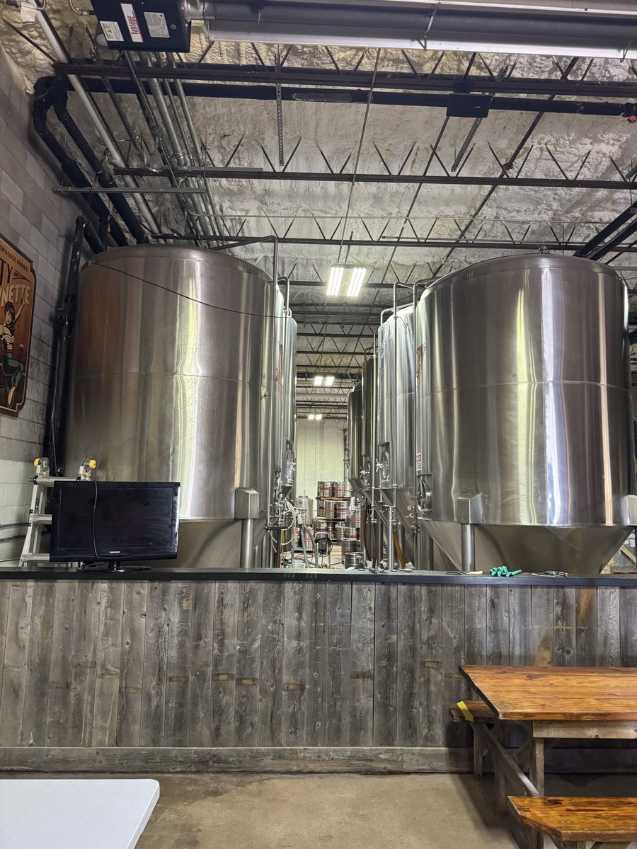 DFWBeer's tweet photo. If you’re ever in cruising thru Temple, TX on the weekend, BJ’s Brewing operations is worthy of stopping. Cool spot with locals here. In an older warehouse with a taproom. Hidden gem. @bjsrestaurants https://t.co/lr3flCHr36