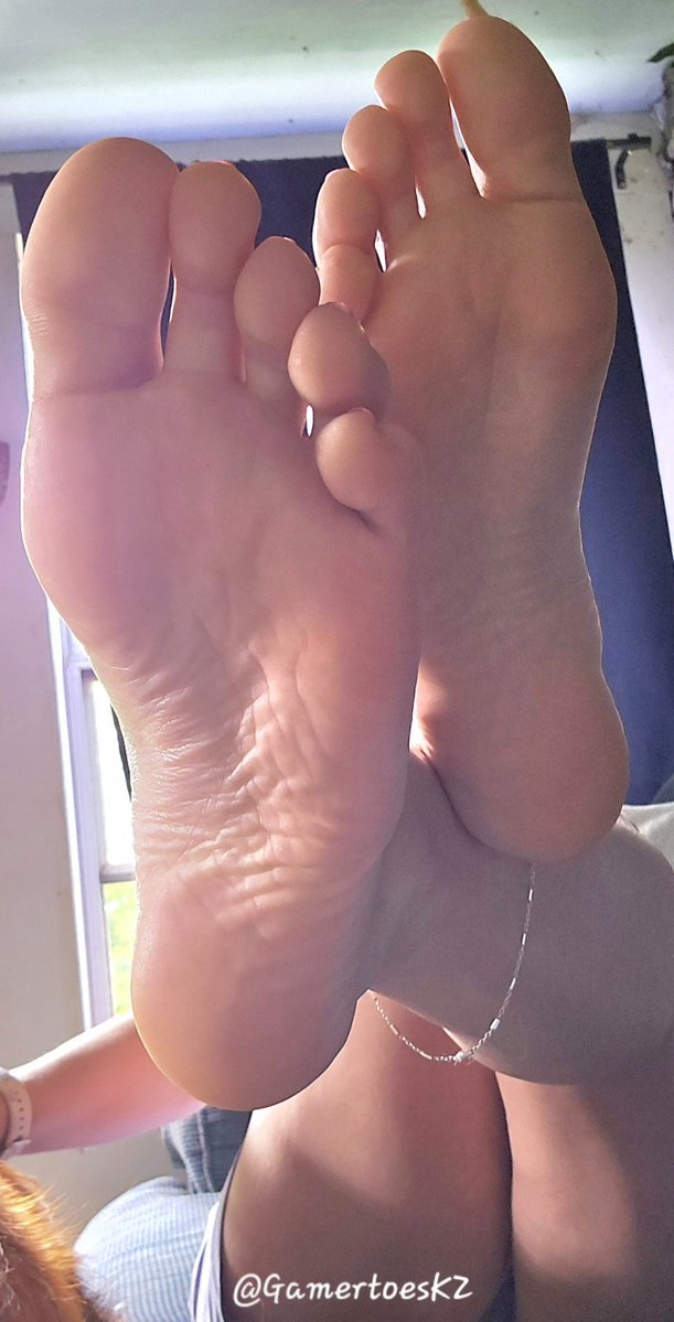 GamertoesKZ's tweet photo. Whew, was that one of the toughest days I've had in a while.

You know what makes things better? Feet. 

Hope you can decompress and enjoy your evening😘

Xo Gamertoes https://t.co/VhpLrWgrsM
