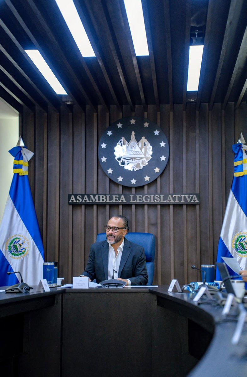 ECastroES's tweet photo. En la #ComisiónPolítica aprobamos las fechas para entrevistar a los aspirantes al Consejo Nacional de la Judicatura (CNJ) para el período 2026-2031.

Los 42 perfiles fueron presentados por las instituciones que tienen la responsabilidad de proponer las candidaturas: FEDAES, Universidad de El Salvador, universidades privadas, Ministerio Público y jueces.

Realizaremos este proceso siempre de frente a la población, para cumplir con una elección transparente y apegada a la ley. 🇸🇻