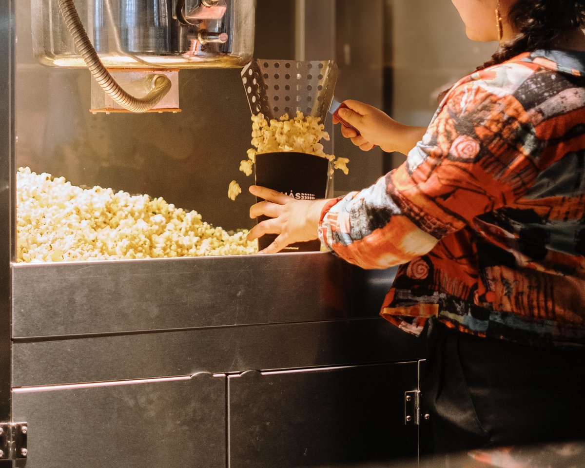 CinetecaMexico's tweet photo. Hay historias que se disfrutan más en la pantalla grande. 📽 ️ Date una vuelta por la Cineteca Nacional y descubre nuevas películas. 

🍿 Consulta la cartelera completa y conoce los estrenos y ciclos que tenemos para ti. 👇
https://t.co/NVNnL7OIJE https://t.co/ixZQpxYFuF