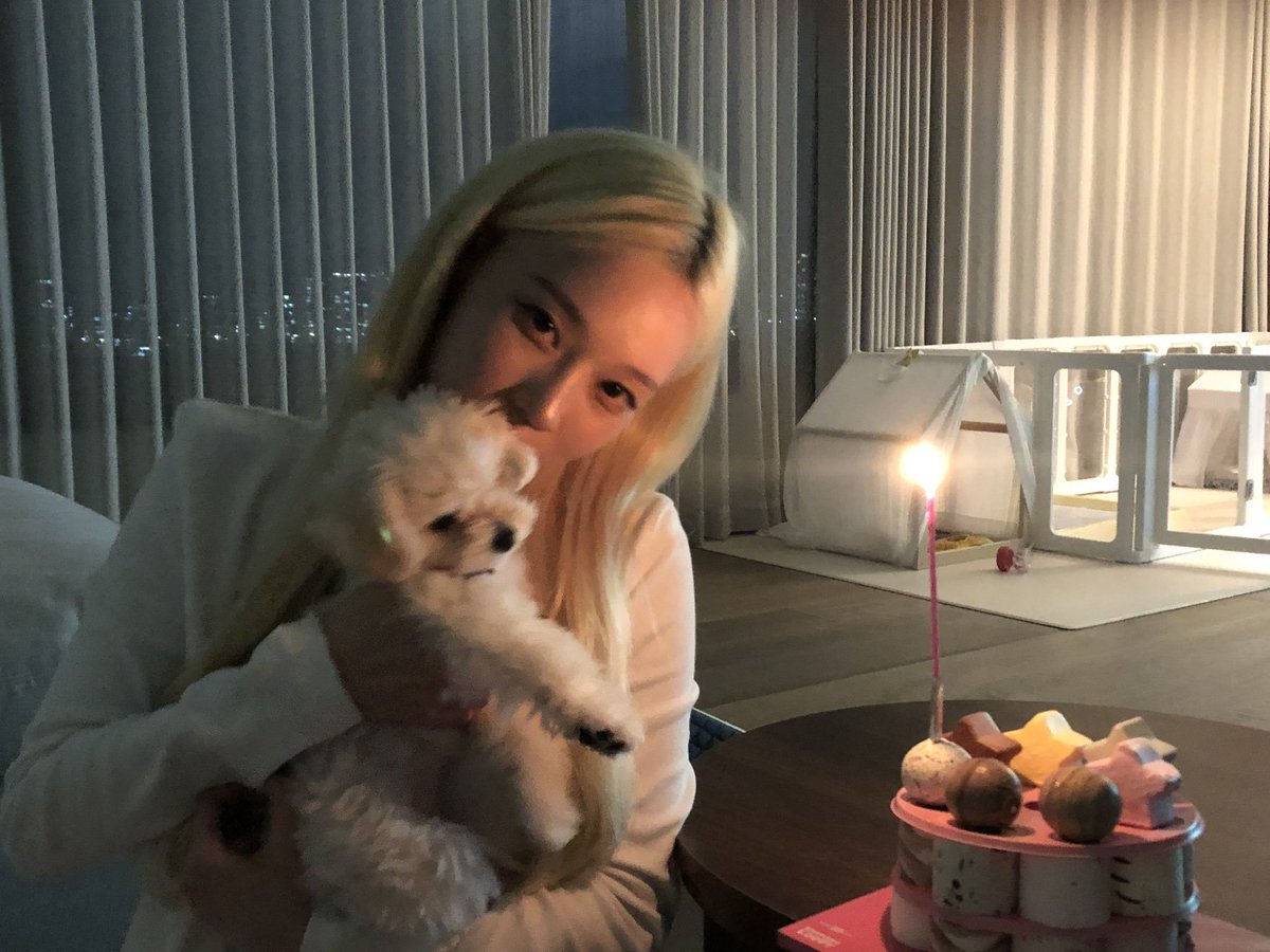 rellokitti's tweet photo. a foto que minha namorada me manda dela com a cachorrinha dela as 18 da noite de uma sexta feira qualquer <33 https://t.co/gILanHgkVj