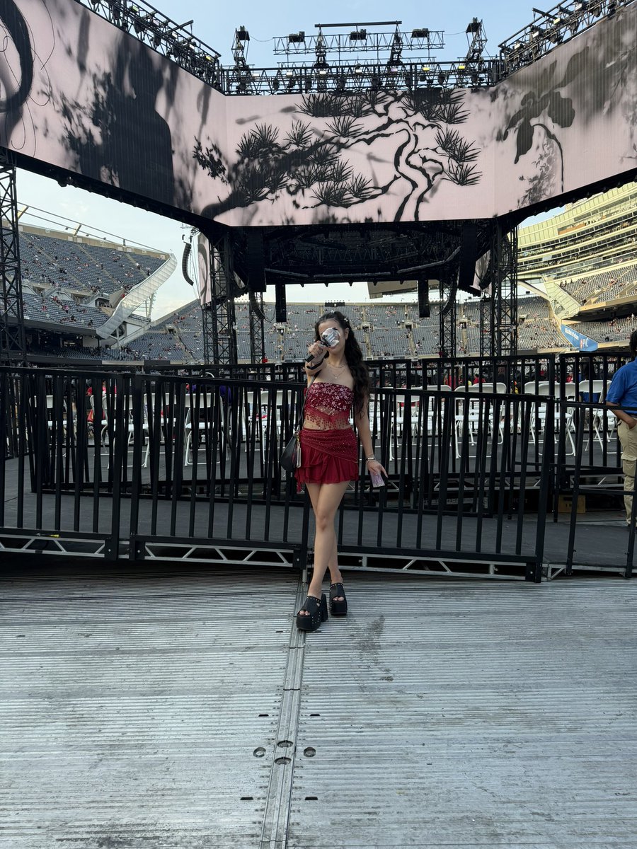 minonvinyl's tweet photo. CHICAGO D2 💜 lets be army w mama! ☺️ https://t.co/2F4XcfO0DB