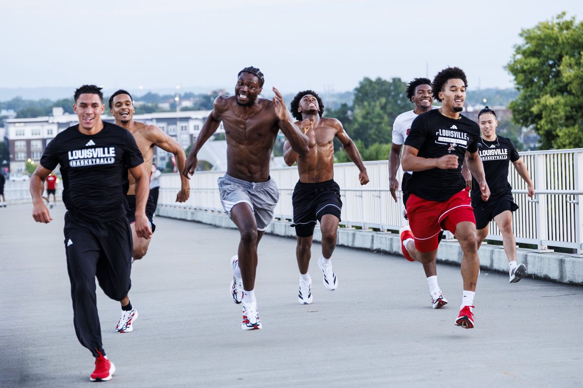 LouisvilleMBB's tweet photo. Rise and grind 

#GoCards https://t.co/SttJPkcqZA