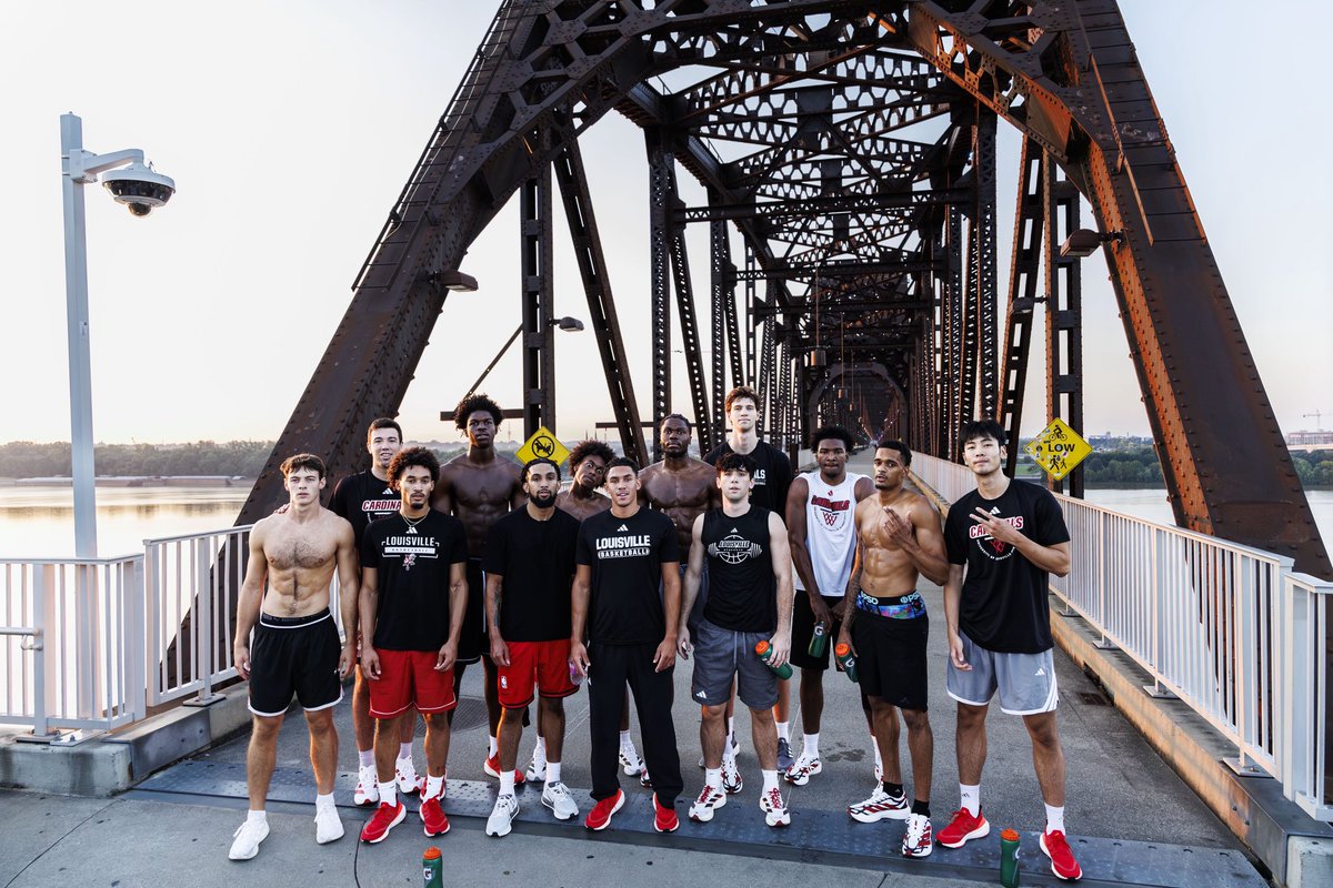 LouisvilleMBB's tweet photo. Rise and grind 

#GoCards https://t.co/SttJPkcqZA