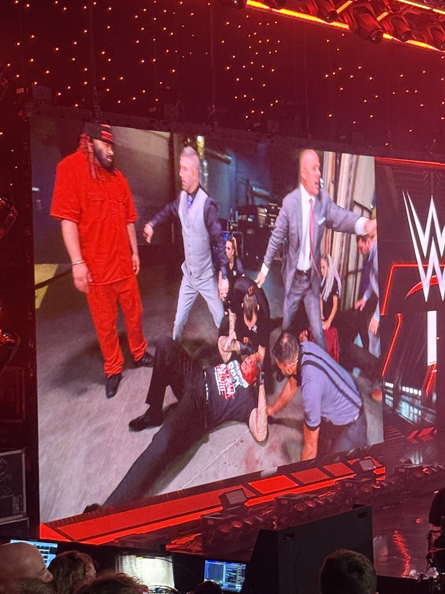 richard93612's tweet photo. Solo Sikoa esta sangrando y esta en lugar de los hechos Jacob Fatu. Grabación de #WWERAW para #WWE. Se verá el lunes por Netflix.
#WWEEspañol #WWEEspaña #WWEonNETFLIX #RAWonNETFLIX #Beatiful #TheBloodline https://t.co/Bu5j3LYj8v