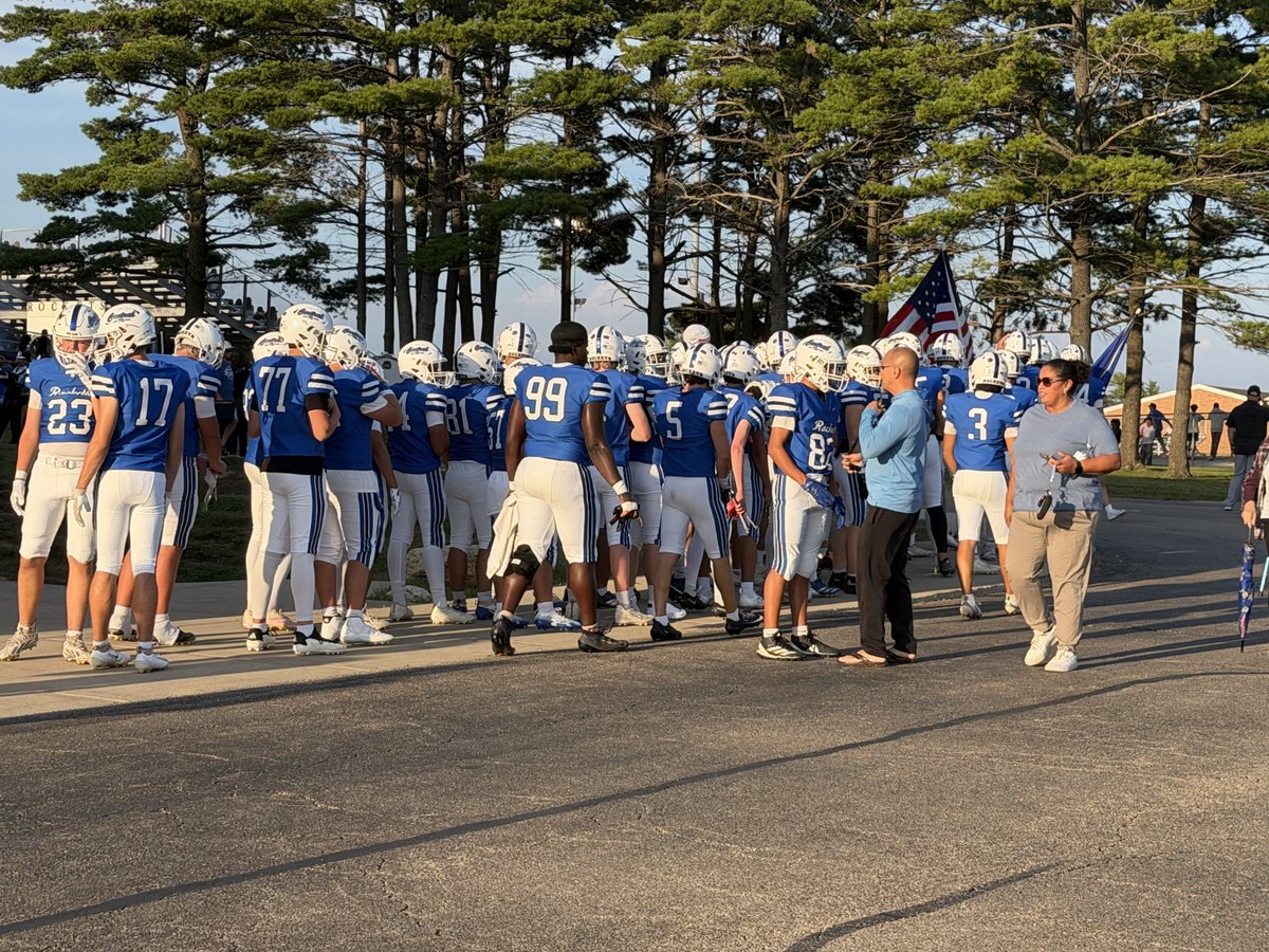 akantecki's tweet photo. At Rocket Hill for FVC football between @CLS_Football 🐊 and @CHSFootball100 🚀 . Only FVC matchup in Week 2 with two 1-0 teams. Who saw that coming? Service is always a challenge here. I’ll try my best for videos. @NWHPreps @FNDrive https://t.co/q1gaRR0KGk