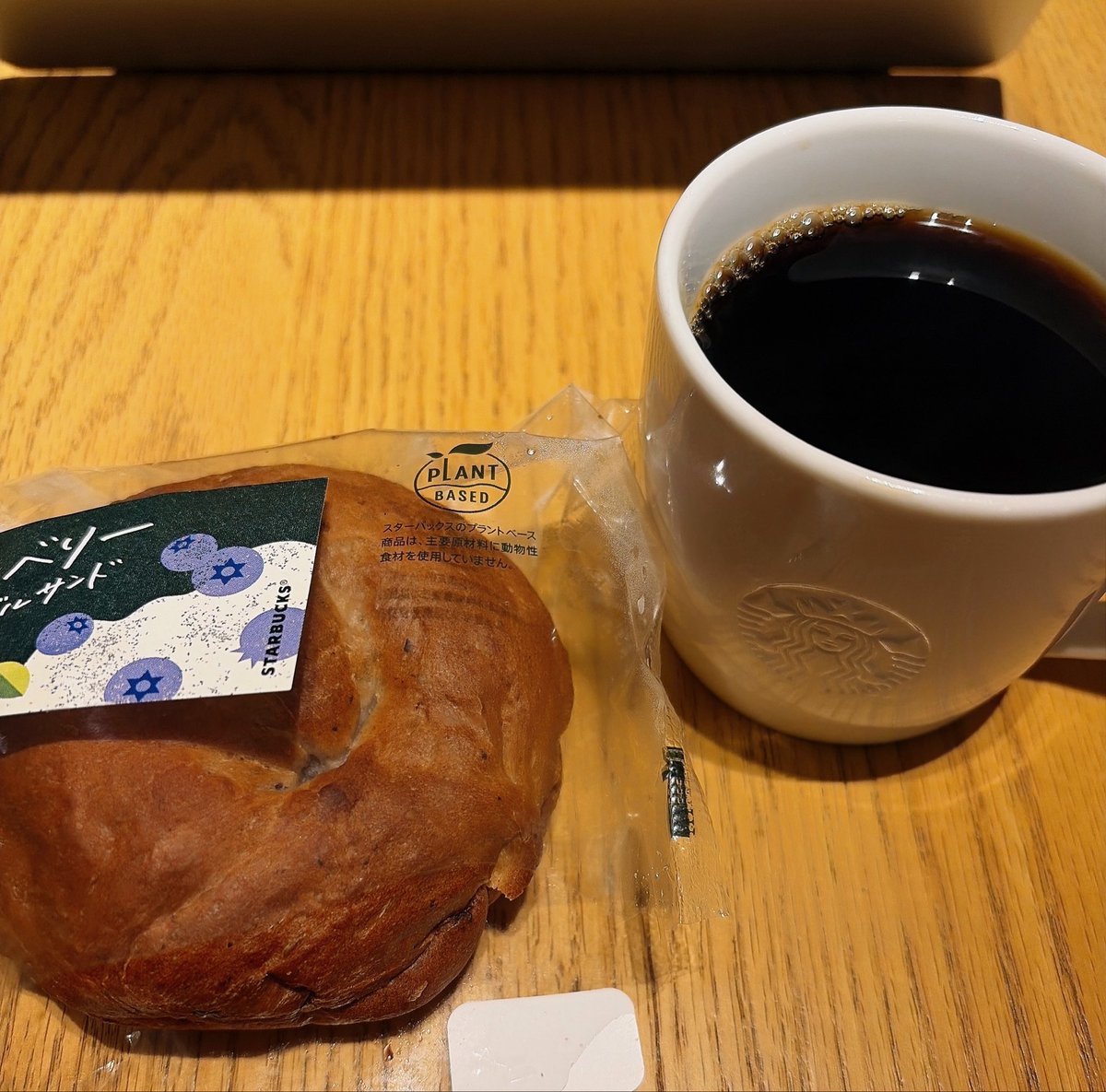tabezakariol's tweet photo. おはいも🍠✨

たまに食べたくなるスタバのベーグルサンド🥯 https://t.co/gitHEpYOuq