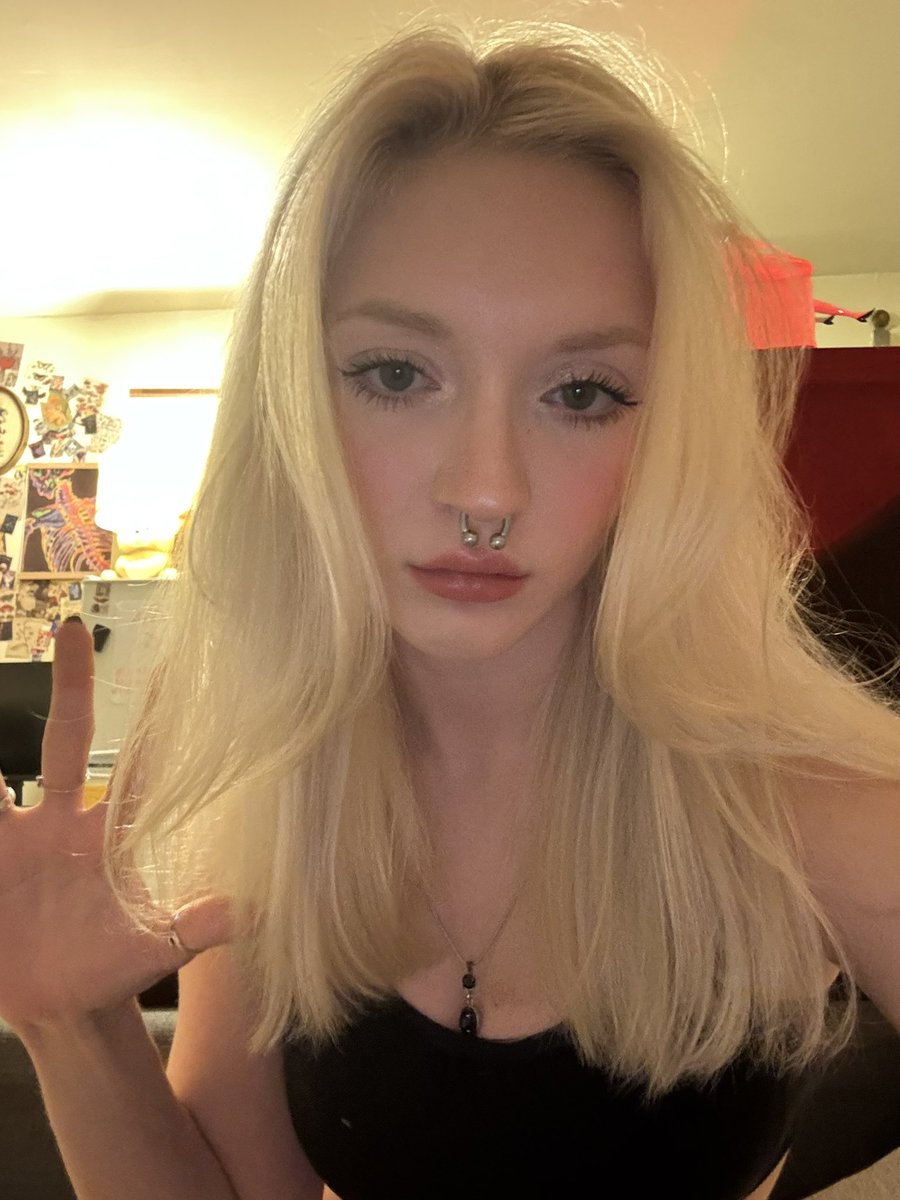 missus_wormy's tweet photo. I MISS BEING PLATINUM BLONDE!!! https://t.co/JuDW5BJxj2
