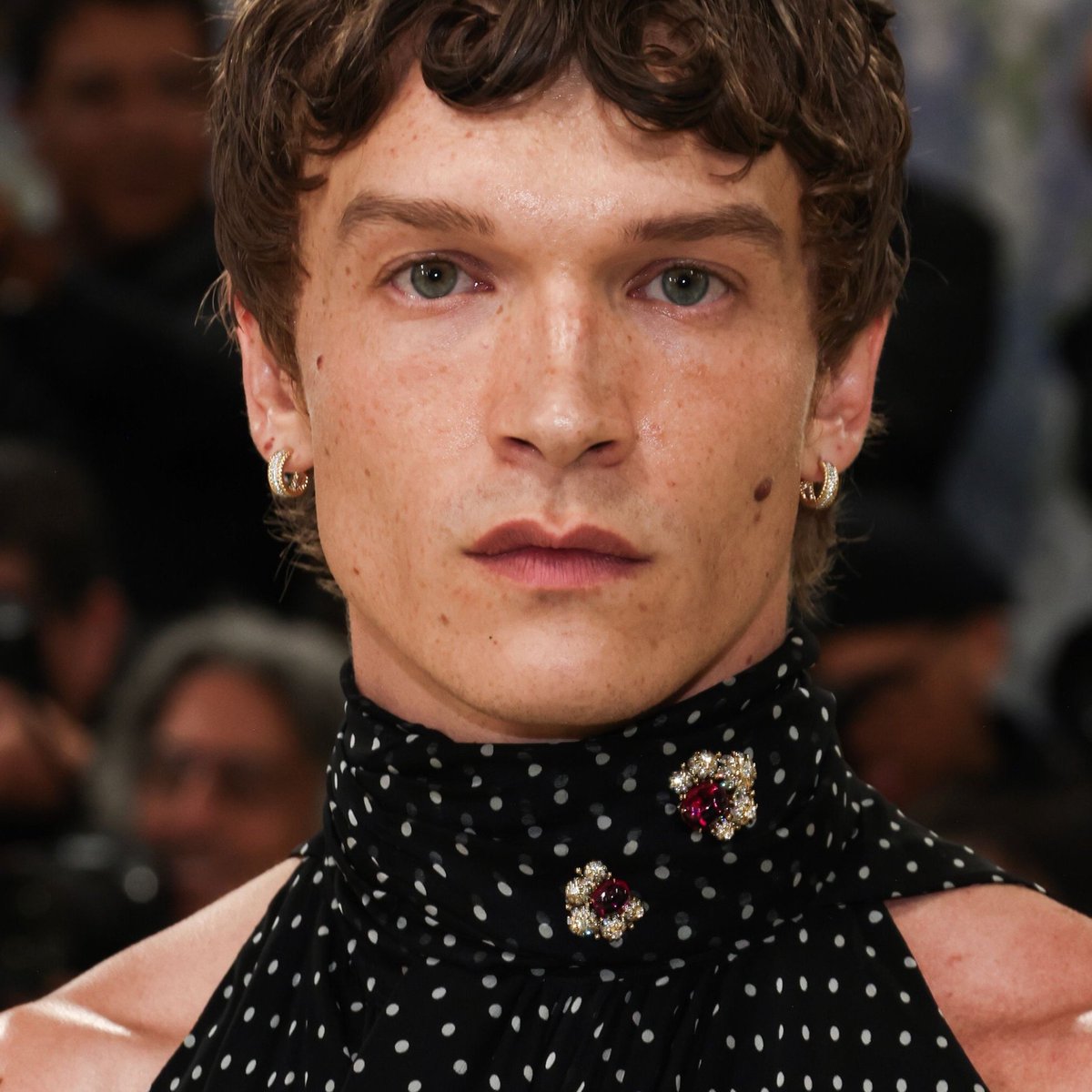 rozanov__'s tweet photo. connor's freckles on met gala day are something that can be so personal https://t.co/7jTWJvs4wo