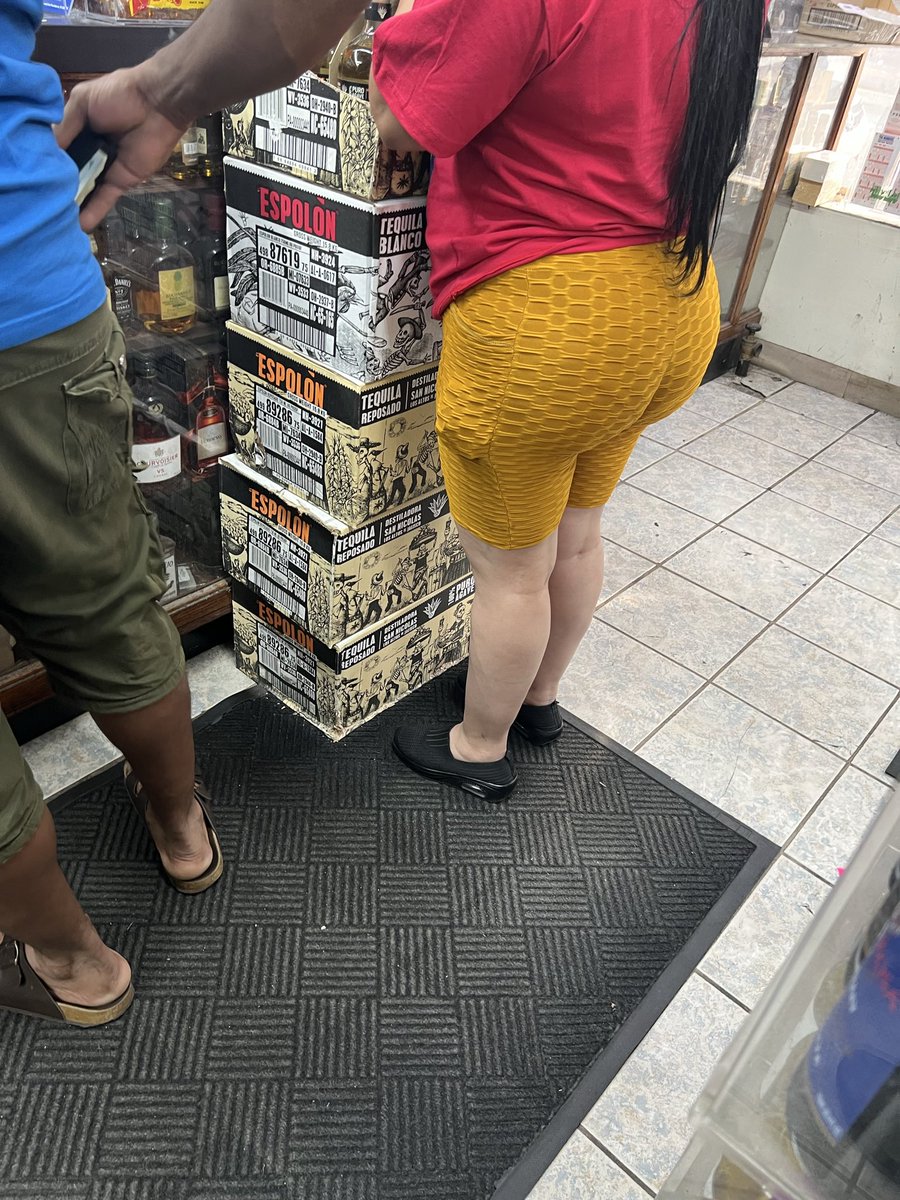 MarioVI2233's tweet photo. #candid #creepshot #latina #leggings #candidass https://t.co/seQd2tRQa5