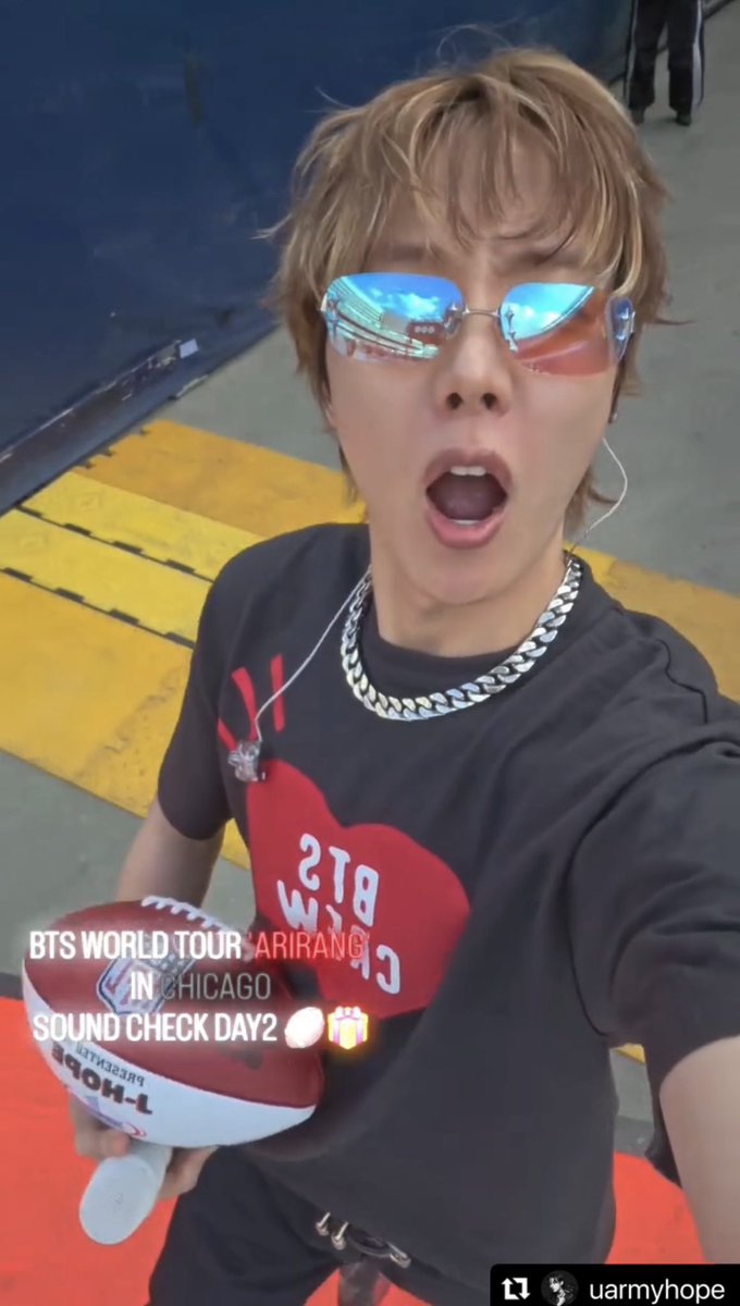 supportforjhope's tweet photo. 🐿️📸j-hope Instagram information📸🐿️

j-hopeがInstagramのストーリーズを更新しました！

🐿「BTS WORLD TOUR ‘ARIRANG’ IN CHICAGO  SOUND CHECK DAY2🏉🎁 」
🔗 https://t.co/ltJ5XVW4jG

BTS:  WORLD TOUR ( ARIRANG) とJ-HOPEとプリントされたカスタムNFLフットボールをプレゼントされたんですね🥰🏉
HUMAN MADE✖️BTSのTシャツもとってもお似合いです❤️ミ

いいね・共有でj-hopeを応援しましょう‼️

STAGEMASTER J-HOPE IN CHICAGO 
#jhope #BTS_WORLDTOUR_ARIRANG
#BTS_ARIRANG_WORLDTOUR_CHICAGO #uarmyhope