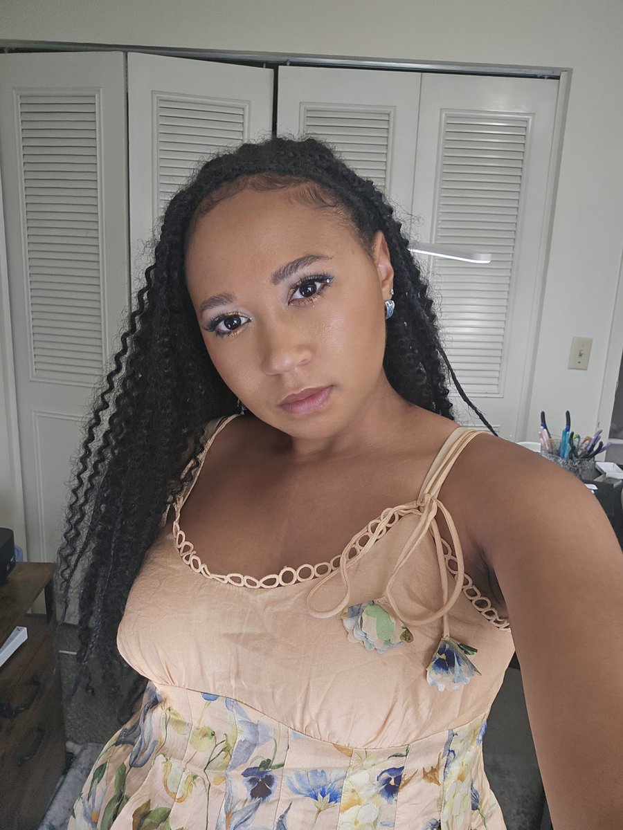 AuntieDandy's tweet photo. I'm back from Japan! I feel like I'm glowing from how sun I got. https://t.co/cOnJUvmO53