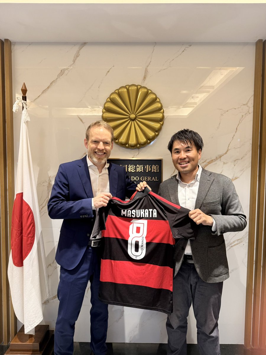 OliverStuenkel's tweet photo. Enorme prazer em encontrar o Prof. Shuichiro Masukata, da Universidade Keio e um dos principais especialistas em Brasil do Japão, que está de visita a São Paulo. Ele traduziu meu livro BRICS e o Futuro da Ordem Global, que será lançado em japonês em fevereiro de 2027.

Como agradecimento, o presenteei com uma camisa do Flamengo — e o número não foi por acaso: no Japão, o 8 é símbolo de sorte e prosperidade crescente, tudo o que desejo para a edição japonesa (e para o Flamengo haha).