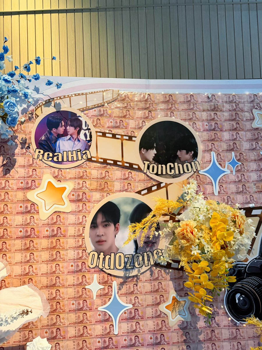 AuauSaveCNFC's tweet photo. 🦋AuauSave主役首映会 中站企划🐱 ——钱花&钱盒

Support from 🇨🇳 
蝴蝶在花间认路，猫在皇冠旁打盹 它们都在等待首映那天的灯光亮起
往后的路，都会是花路 每一步踩下去，都会开出新可能
蝴蝶和猫咪一直在往高处爬 他们定会摘得属于自己的桂冠

⏰时间：2026.08.29
📍地点：centralwOrld LIVE 8th FI. At centralwOrld,Bangkok,Thailand
💐钱花板：4*2m方形板、4.6*0.6m文字
💰本金总数：61500THB（不含制作费）
👑皇冠钱盒：11个应援、8个认领
💰本金总数：1300THB/个*19=24700THB（不含制作费）

❣️感谢每一位贝贝的心意与奔赴，让这份祝福跨越山海，如期抵达。

❣️祝AuauSave主役剧首映会顺利！ 👑愿《MR.FANBOY》口碑热度双丰收！ 
@Auautnp @savewrg  #auausave #อู่อู๋เซฟ
#29สิงหาคมมีแฟนบอย
#รักสุดใจนายแฟนบอยSeries 
#MrFanboySeries
