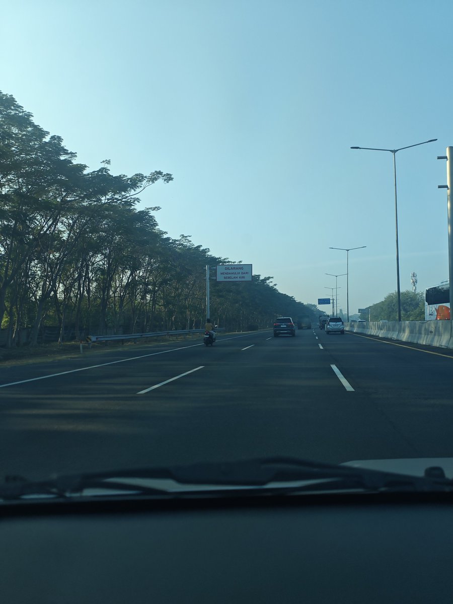 BosNaja74's tweet photo. @e100ss 
Ada pengendara motor masuk jalur toll KM 750
Toll Sidoarjo arah ke Porong,
Tidak memakai helm, kecepatan tinggi https://t.co/GYX8PeKdPw