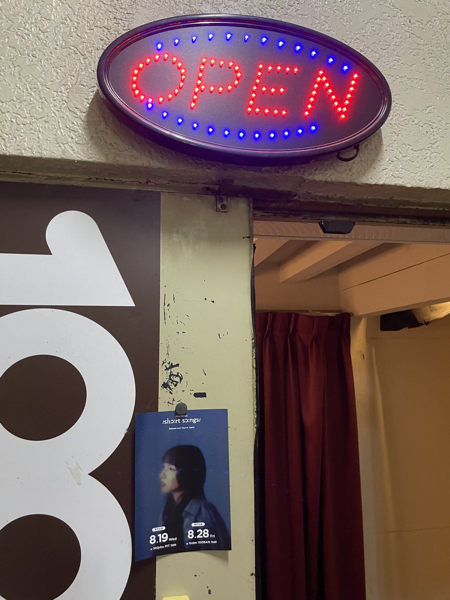 aosemi1995's tweet photo. 昨夜は及川陽菜さんのジャズのライブのために神戸へ（及川さんはサックス🎷で、10人構成のバンド）
力強く、そして楽しい演奏でした。
ジャズと短歌の融合というコンセプトで、
31音を意識して作曲する、などの話も面白かったです。そうした制約を入れて作曲すると、新しい発想が生まれる、とのこと。 https://t.co/azFfFGS84A