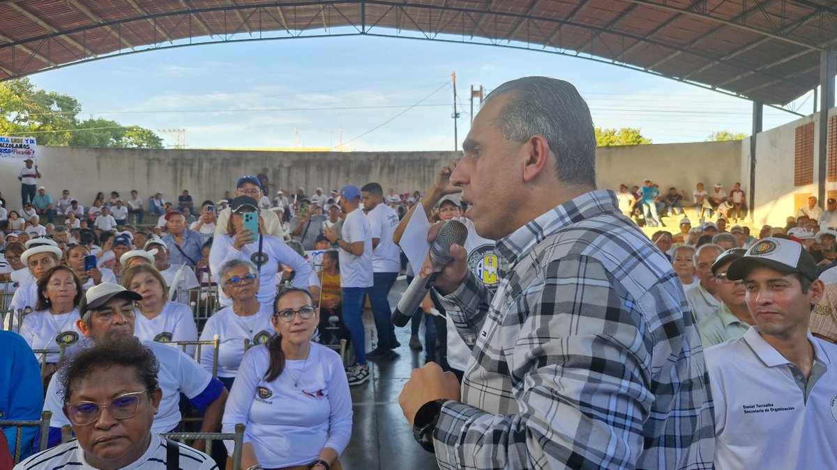PieroMaroun's tweet photo. Un pueblo organizado es quien hace de sus ideas un poder, para construir y fortalecer las bases en la recuperación de la democracia. Hoy estuvimos en Barinas, en un formidable encuentro con nuestras estructuras del partido en la región. 
 
Construyendo presente para garantizar el futuro, por la democracia y libertad.🇻🇪