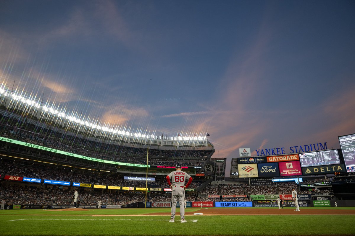 MLB's tweet photo. It's a beautiful night for The Rivalry 😍 https://t.co/V0wzT74yxi