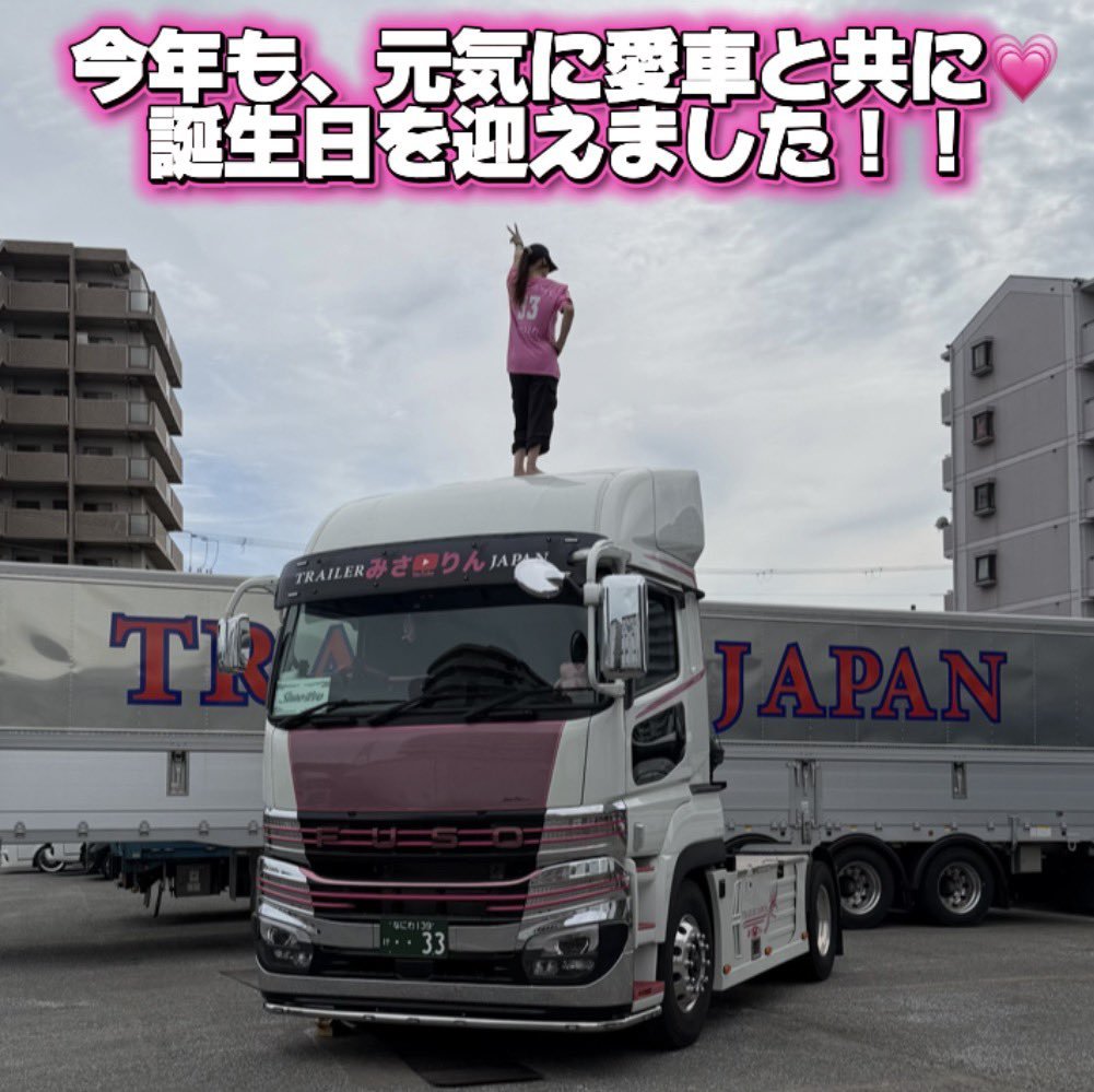 xZZkurse6MJpzPF's tweet photo. うん、悪いねんけどただのアホ。有名なんか知らんけど調子乗りすぎちゃうか❓️新車の屋根に乗って落下して会社に迷惑やら考えへんのか⁉️キライやねんな～こんな人は https://t.co/ceyvHaepqP
