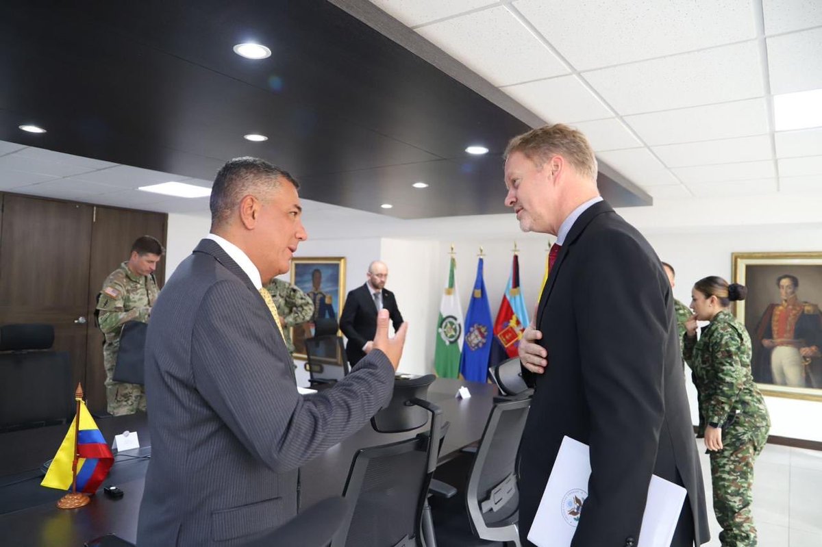 mindefensa's tweet photo. ¡Llegó la hora de recuperar la seguridad nacional de la mano de nuestros aliados 🇨🇴🇺🇸!

El ministro de Defensa, MG (r) @generaljmora, se reunió en Bogotá con el general Francis L. Donovan, comandante del @Southcom, para reafirmar la cooperación estratégica en materia militar, tecnológica y de inteligencia en la región.

Este encuentro define una agenda operacional conjunta para neutralizar cada eslabón de la cadena del narcotráfico y perseguir, sin descanso, a sus principales cabecillas.