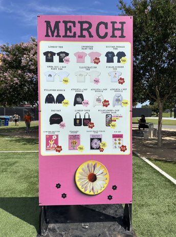 georgieslogical's tweet photo. so who is going to daisy chain that can get this girl merch while I��m stuck working in Australia https://t.co/QhZPEl3wYw