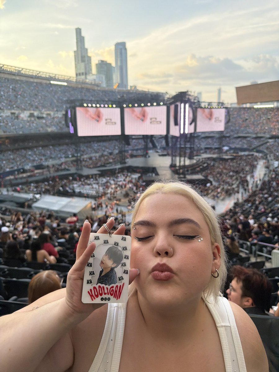 yoonminitis's tweet photo. LIKE CRAZY JIMIN HAS MADE IT TO CHICAGO DAY 2!!!! https://t.co/VAl4sqXOam