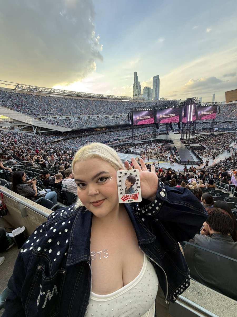 yoonminitis's tweet photo. LIKE CRAZY JIMIN HAS MADE IT TO CHICAGO DAY 2!!!! https://t.co/VAl4sqXOam