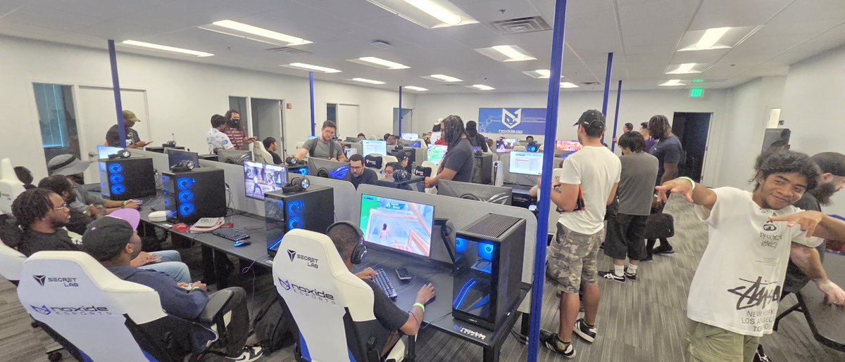 TheHieroGroup's tweet photo. 📢 LFG!!!! 🚨 Happening RIGHT NOW!

👹Friday Night Fight Club 👺 

75+ Attendees! #DMVFGC

#THG https://t.co/yB9g9iWb7S
