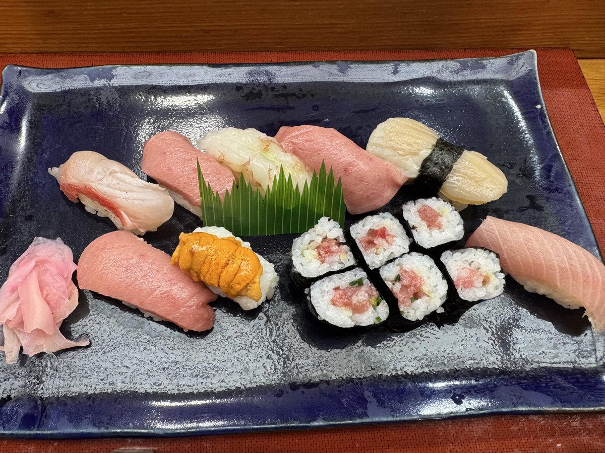 masa_seihou's tweet photo. お任せを一貫づつだしてくるお店もいいけど、どかっと一度にだしてくるお店も好きなんよね🍣
地方であたり引くと遠くても再訪しちゃいます
旅に出たい… https://t.co/Uj7b1Fzrm3