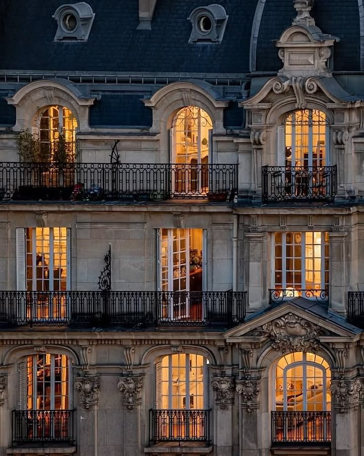InFiniteH0riZ0n's tweet photo. The Haussmann apartments in Paris at night are visual poetry https://t.co/Ilr6yTaGaW
